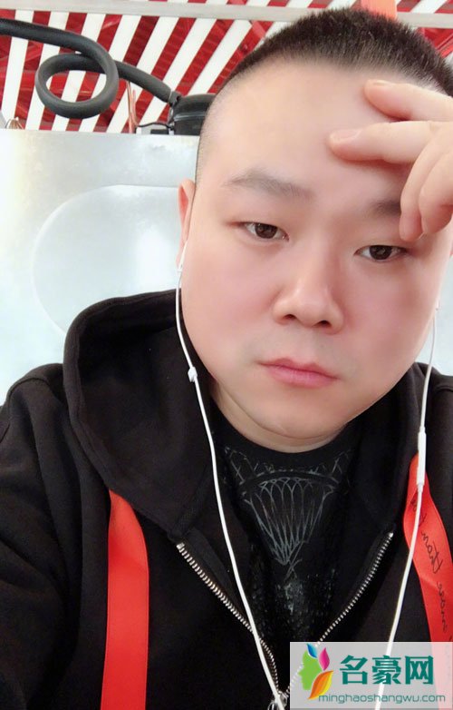 岳云鹏发微博呼吁文明乘机 机舱内有旅客脱鞋还公放京剧