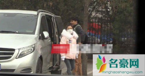 何洁带孩子与吴京谢楠球场玩乐 刁磊现身还和七宝互动亲密