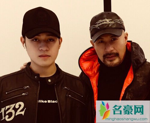 徐锦江儿子现身北电参加艺考 身边母亲作陪两人神撞脸