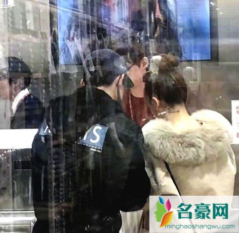 跑男团集体日本聚餐？ 程晓玥邀闺蜜郑恺疑似有新欢