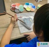 Kimi陶瓷处女作 kimi给陶瓷涂色姿态十分认真