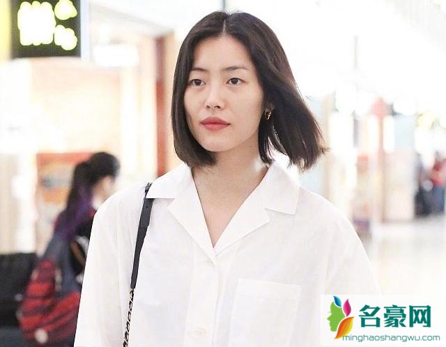 刘雯解约后首现身
