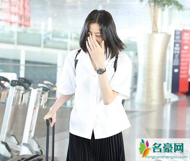 刘雯解约后首现身