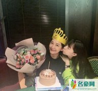 欧阳娜娜为妈妈庆生 妈妈手捧鲜花一脸幸福看着镜