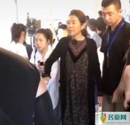 60岁倪萍近照曝光 瘦得像麻杆样貌不大精神