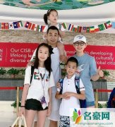 赵文卓妻子晒全家福 大女儿五官秀气大长腿抢镜