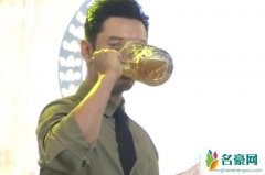 黄晓明豪饮啤酒 向老乡敬酒霸气干掉了一扎啤酒