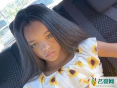 蕾哈娜与女孩似姐妹 网友惊呼：这是你的双胞胎妹