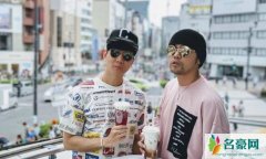 周杰伦林俊杰喝奶茶 现身在日本街头化身潮人酷盖