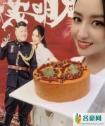 佟丽娅晒火锅蛋糕 网友：这么重口味的蛋糕嘛