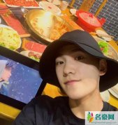 杨洋吃火锅追新剧 对镜自拍帅气迷人火锅成功抢镜