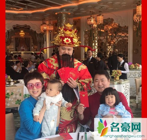 金巧巧全家同框笑开颜 二胎儿子正脸首曝光一家四口太幸福