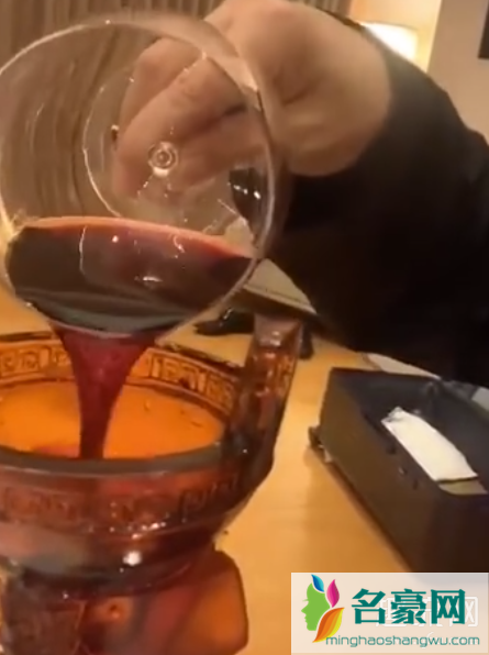 王景春用华鼎奖杯喝酒 华鼎奖是野鸡奖什么意思 