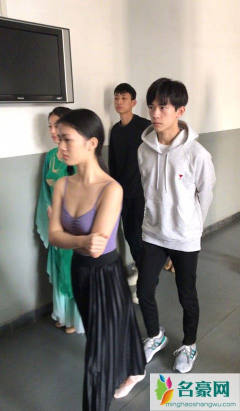 易烊千玺复试素颜被检验 得到考官好评将成为中戏一员