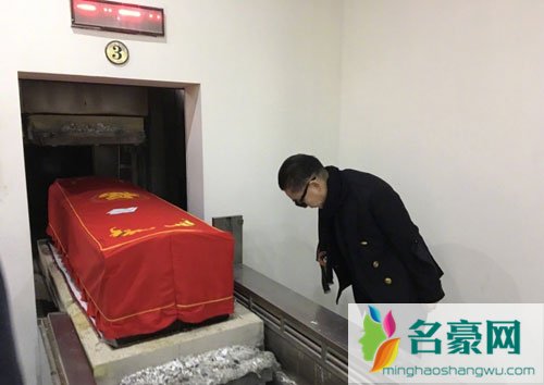 六小龄童长兄章金彦去世 六小龄童出席葬礼沉痛悼念