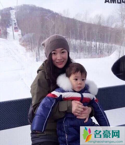 霍思燕二胎女儿被证实正脸简直是女版嗯哼 一家人基因太强大了