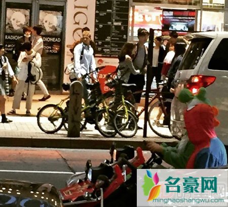 安宰贤具惠善日本街头发糖不停