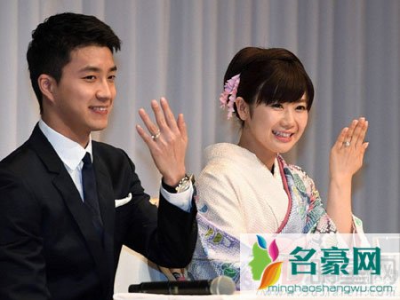 福原爱成中国媳妇 与江宏杰结婚秀钻戒