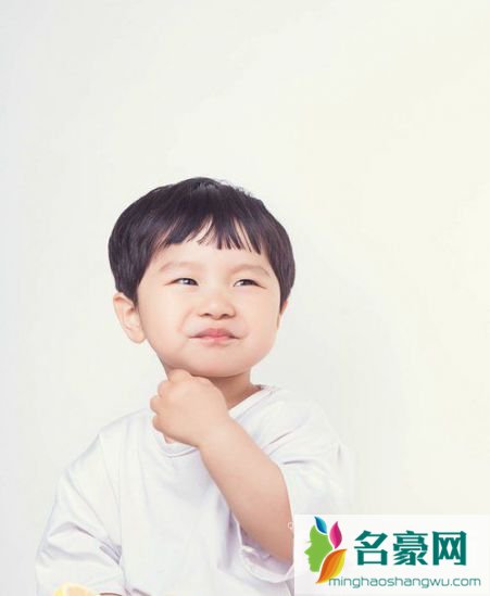 4岁小男孩短发剪眉上刘海造型