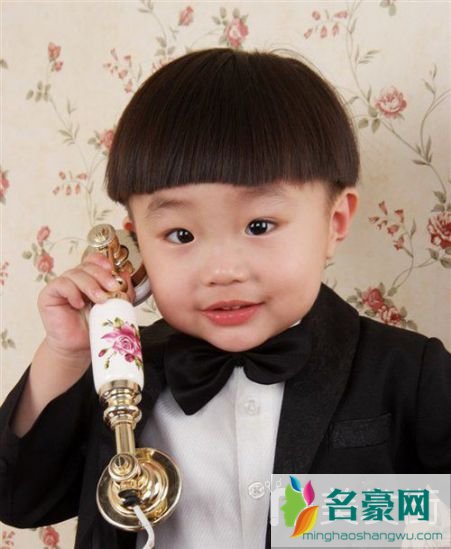 方脸男童短头发剪齐刘海设计