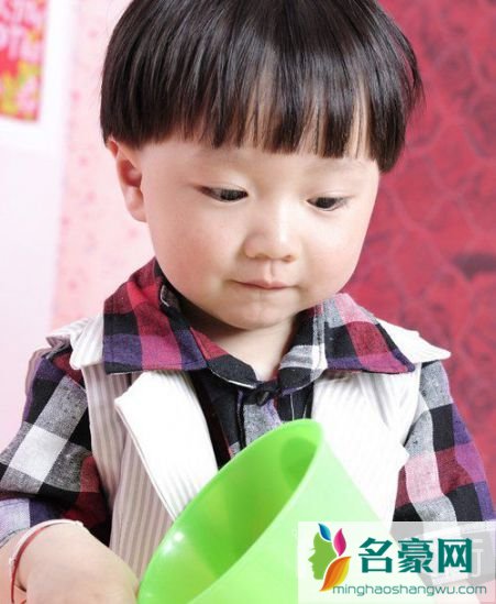 小男孩西瓜头剪齐刘海发型设计