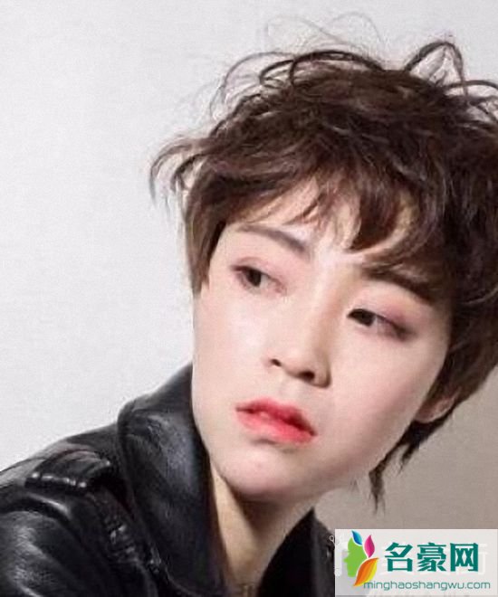女生短发怎么烫好看有气质_很短的头发怎么烫_颜值爆表的女短发烫发型图片4