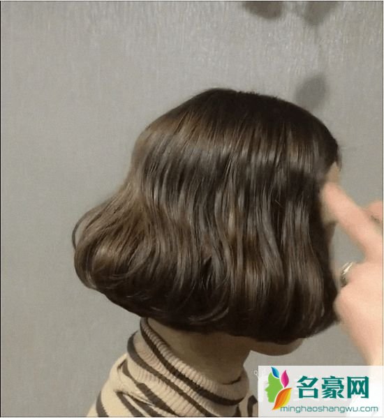 秋冬季女生烫什么发型好看图片欣赏_时尚好看的发型_好看又简单的扎头发2