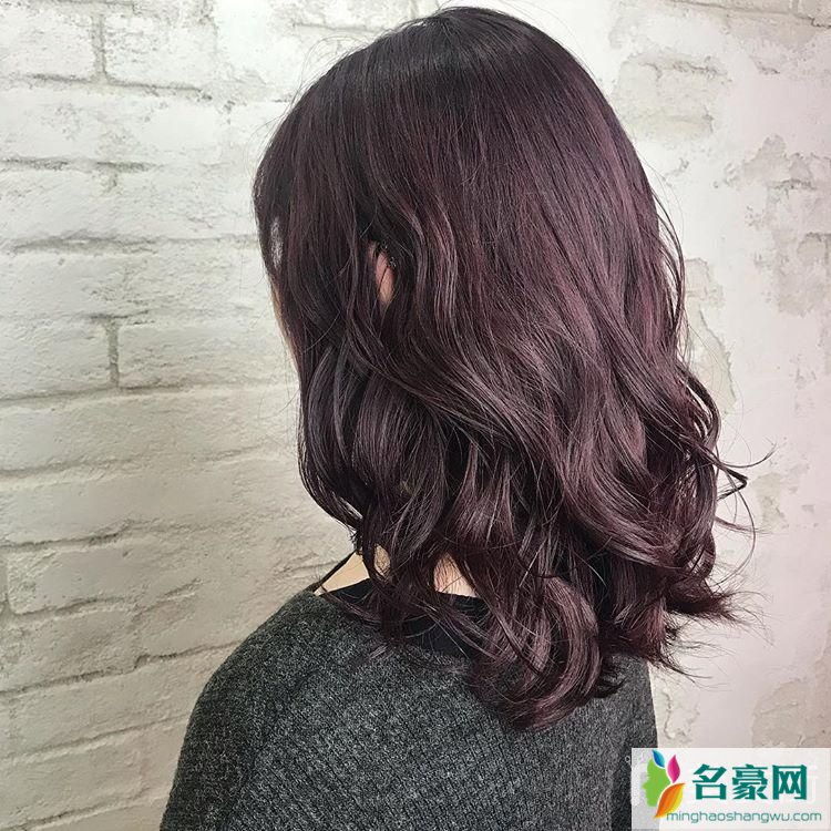 秋季女生适合什么长卷发_2019中长烫发型图片_好看的长卷发发型图片_卷发图片长发大卷2019款13