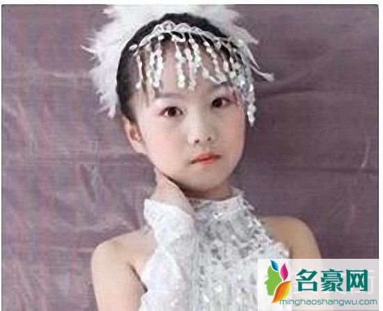 跳拉丁舞的小女孩适合什么发型图片_小女孩跳拉丁舞的发型_适合跳拉丁舞的发型5