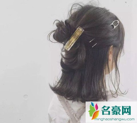 丸子头短发怎么扎好看 最简单的半丸子头扎发