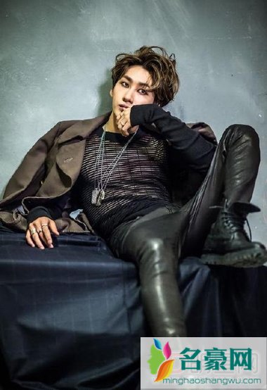 Super Junior成员强仁和银赫大尺度上女性杂志