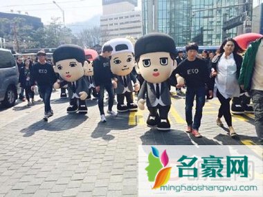 mini EXO现身明洞为表对歌迷们的诚挚谢意