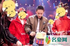 韩庚节目录制中惊喜收到生日蛋糕 宣布与卢靖姗恋