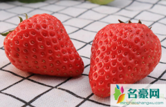 草莓表面的籽是绿色的能吃吗 吃草莓的注意事项