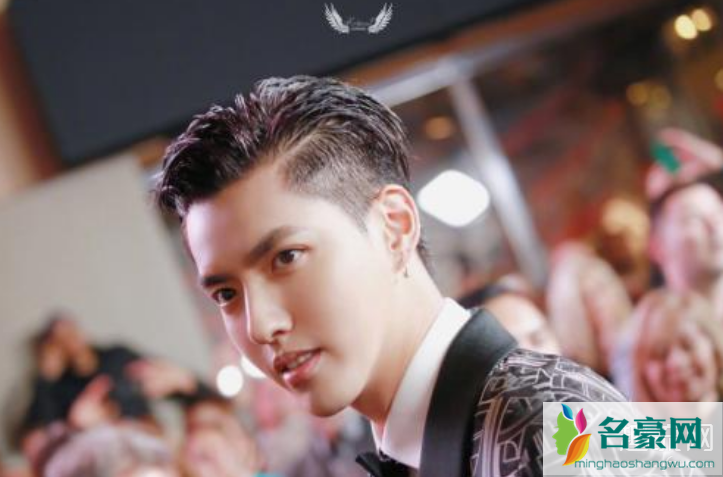 吴亦凡背头是定位烫吗 吴亦凡背头怎么做