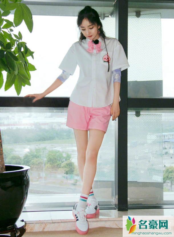 杨幂同款阿迪达斯鞋子 杨幂密室逃脱2鞋子是什么牌子