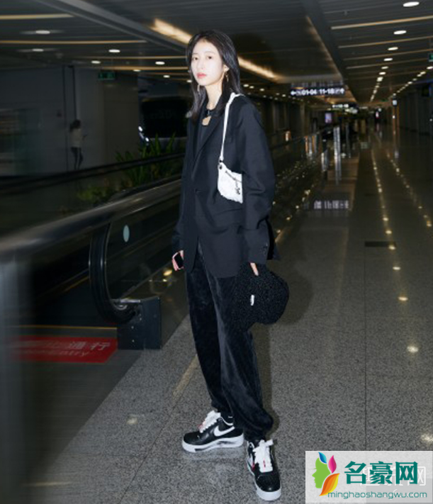周雨彤同款耐克鞋图片 中国鞋头女明星有哪些
