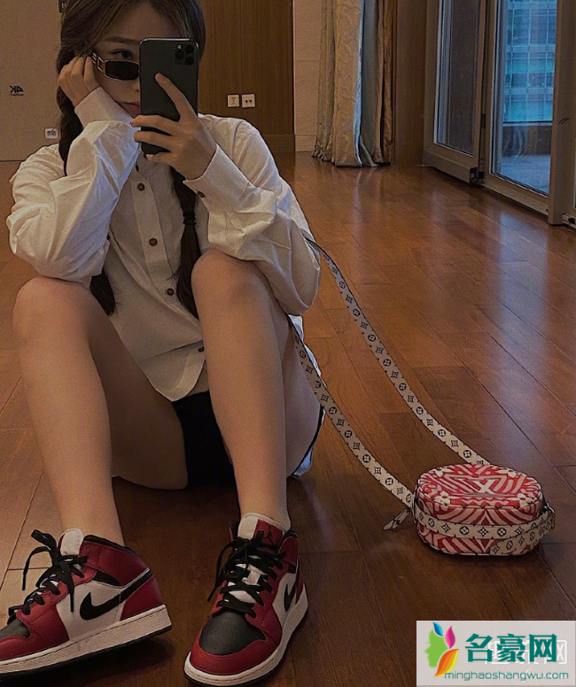 周雨彤同款耐克鞋图片 中国鞋头女明星有哪些