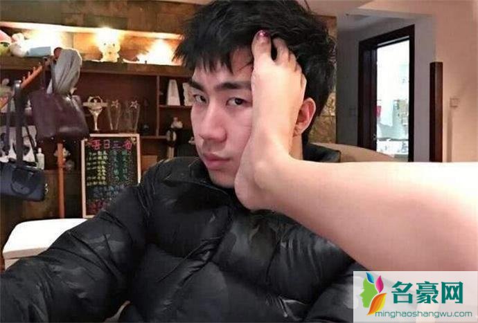 骚男直播被七七踢脸