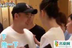 童瑶被男粉围堵 一直不停骚扰求抱抱举动十分过分