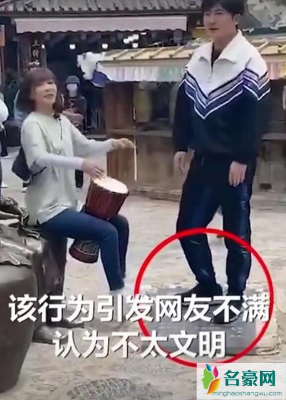 郭京飞王珞丹踩石碑