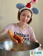林峯老婆张馨月素颜下厨 身穿家居服孕相十足