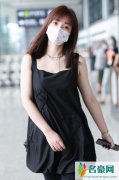 柳岩梳齐肩发似少女 对镜比耶甜笑心情好