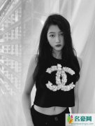 关晓彤秀腹肌 眼神凌厉高贵冷艳美人感尽显