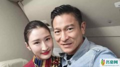 刘德华与空姐合影 两人同款鹰钩鼻成为了关注亮点