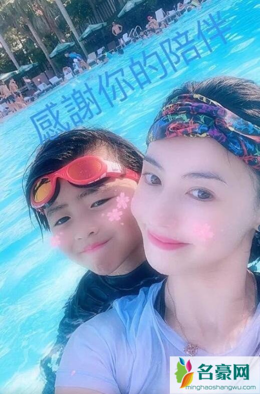张柏芝与二儿子合照