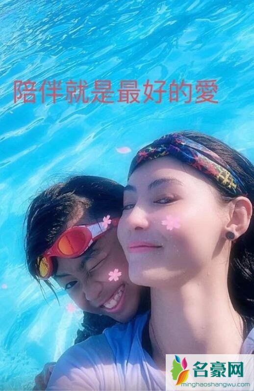 张柏芝与二儿子合照