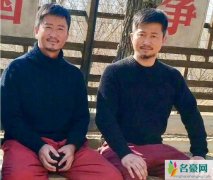 吴京与替身合影曝光 网友从这个细节认出本尊