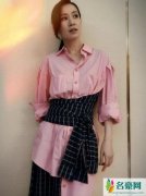 45岁佘诗曼扮嫩成功 一身粉嫩打扮笑容甜美显少女感