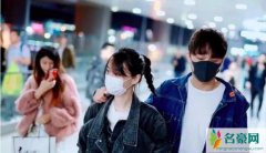 郑爽男友贴心接机 完全不避讳众人眼光大秀恩爱